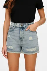 Short de jean de tiro alto con diseño de roturas y ruedo deshilachado.