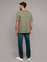 Remera de algodón de corte regular, color verde militar, con cuello redondo y estampado frontal con el logo de Calvin Klein dentro de un recuadro brillante.