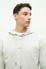 Canguro de felpa azul marino con textura, logo estampado en el pecho y capucha ajustable.