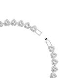Collar Swarovski con baño de rodio, adornado con cristales blancos en forma de corazón y halo de pavé transparente.