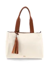 Cartera tipo tote de cuero color crema, con asas de hombro y detalles en marrón tostado. Incluye un llavero colgante de flecos de cuero y herrajes metálicos dorados.