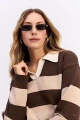 Buzo de tejido liviano con diseño de rayas horizontales en azul marino y gris, cuello tipo polo en color crema y mangas largas.