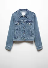 Chaqueta vaquera de corte corto y diseño recto, confeccionada en tejido de algodón con elastano. Presenta cuello de solapa, cierre frontal de botones metálicos, bolsillos con solapa en el pecho y bolsillos laterales. Las mangas largas cuentan con puños abotonados.