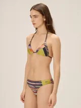 Conjunto de bikini color rojo con diseño de parches texturizados y rayas en los laterales. El corpiño es de corte triangular con tirantes halter multiposición, y la bombacha es de corte clásico.