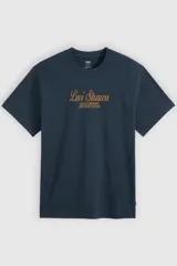 Remera Levi's de corte relajado, color azul marino, con cuello redondo, mangas cortas y estampa frontal con la inscripción "Levi Strauss & Co. Genuine Goods" en tono dorado.