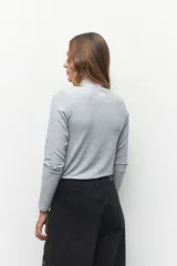 Polera de tejido de punto color rojo con cuello alto.