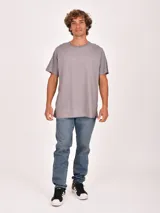 Remera de manga corta, cuello redondo y calce regular, color negro.