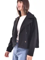 Tapado corto negro con doble botonadura y cuello solapa.