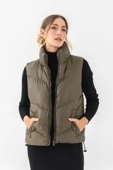 Chaleco puffer negro con cuello alto, cierre frontal y bolsillos laterales.