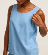 Blusa Marfinno sin mangas de jean color celeste, con cuello redondo y diseño liso.