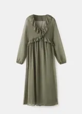 Vestido midi color verde militar, confeccionado en tejido fluido de poliéster. Presenta un diseño evasé, escote de pico con volantes, y mangas largas con puños elásticos. Incluye detalles de volantes en el cuello y forro interior.