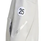 Campera gris de Adidas Motorsport, con cierre frontal, capucha con interior a cuadros y logos de Adidas y Mercedes-Petronas Formula One Team.