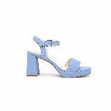 Sandalia de cuero color celeste, con taco alto ancho, plataforma delantera, tira frontal y pulsera ajustable con hebilla al tobillo.