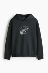 Canguro negro H&M con capucha, bolsillo frontal tipo canguro y diseño gráfico de Fender en el pecho.