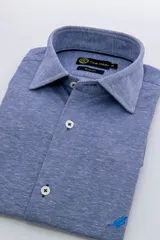 Camisa celeste con textura, corte slim fit, cuello italiano y manga larga.