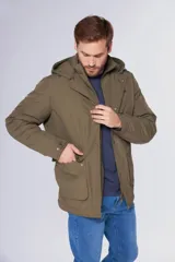 Campera de abrigo azul marino resistente al agua con capucha desmontable, cierre metálico y botones a presión personalizados. Tiene bolsillos en el frente y dos bolsillos internos.