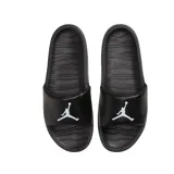 Ojotas negras con el logo de Jordan (Jumpman) en blanco en la tira superior. La plantilla tiene un diseño texturizado para mayor agarre.