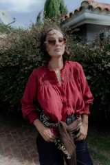 Camisa de algodón color bordó, con cuello alto tipo mao, mangas largas con puños elásticos y detalle de bordado en el pecho.