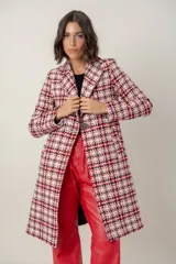 Tapado de corte sastre con diseño de espiga en tonos blanco y negro. Cuenta con solapas clásicas, cierre frontal de un botón y bolsillos laterales.