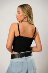 Top negro con breteles finos, escote recto con frunce y corte crop.