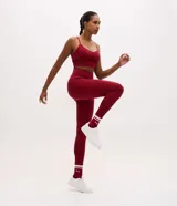 Legging deportiva de tiro alto confeccionada en microfibra, con recortes laterales en tejido canelado y bolsillo funcional. Presenta un diseño ajustado al cuerpo con largo hasta el tobillo.