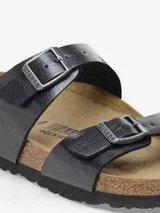 Sandalias Birkenstock modelo Sydney, color negro brillante, con dos correas ajustables con hebillas metálicas.