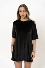 Vestido corto negro de terciopelo, corte recto y mangas cortas.