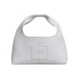 Cartera de mano tipo hobo Marc Jacobs, modelo The Mini Sack, confeccionada en cuero liso color blanco. Presenta un diseño minimalista con el logo de la marca y el nombre del modelo grabados en el frente.