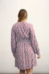 Vestido corto con estampado animal print en tonos verde y blanco, escote en V y mangas 3/4 acampanadas.