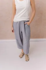 Pantalón de lino liviano color gris, con calce amplio, relajado, pierna ancha y caída fluida. Cuenta con cintura elástica y bolsillos laterales.