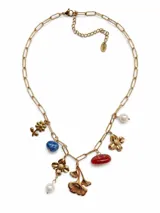 Collar de acero dorado con cadena de eslabones, decorado con múltiples dijes colgantes de flores metálicas, hojas, piedras naturales de colores y perlas.