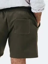 Bermuda deportiva gris con cintura elastizada y cordón de ajuste.