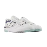 Championes New Balance 550 blancos con detalles en azul marino y violeta.