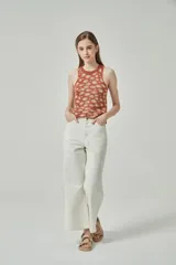 Musculosa de punto color verde militar con estampado animal print en tonos marrón y gris.