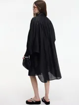 Vestido camisero largo color verde oliva, con botones frontales y mangas amplias. Incluye lazo para atar en la cintura.