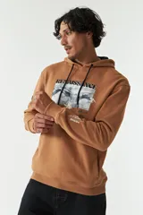 Canguro de felpa modelo Handel, color tostado, con capucha ajustable con cordones oscuros, bolsillo frontal tipo canguro y estampa gráfica inspirada en la Creación de Adán con la leyenda "Renaissance" y branding de Mistral.