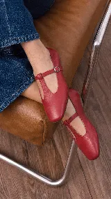 Chatitas de cuero color plata, con diseño estilo Mary Jane de tira en T y hebilla ajustable lateral, punta cuadrada y suela plana.