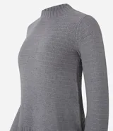 Buzo slim de chenille rayado color gris, con cuello redondo y manga larga. Presenta aberturas laterales e hilo metalizado. Marca Blue Steel, colección Primavera/Verano 2025.