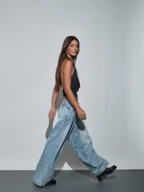 Jean de corte wide leg en color celeste, con diseño de lavado claro y detalle de tachas plateadas distribuidas por el frente.