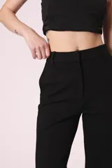 Pantalón de vestir negro de corte acampanado.