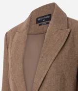 Blazer femenino de corte regular confeccionado en polivelour con textura de espiga. Presenta solapa clásica, mangas largas, cierre frontal con botones y bolsillos funcionales.