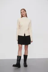 Saco negro de punto, con cuello redondo a la base, manga larga y cierre frontal con botones.