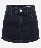 Pollera mini de jean color negro, con cintura mediana, trabillas para cinturón, bolsillos laterales y cierre frontal con botón y cremallera.