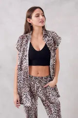 Blusa de viscosa con estampado animal print, de corte holgado, mangas cortas y cierre frontal con botones.