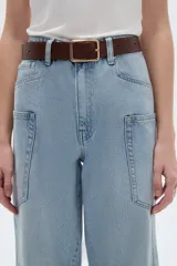 Pantalón jean de tiro alto, corte recto y color negro con efecto acid wash. Presenta bolsillos cargo laterales y bolsillos delanteros clásicos.