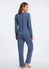 Pijama de algodón color azul, compuesto por una remera de manga larga con escote en V y un pantalón largo de corte recto y holgado.