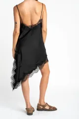 Vestido midi marrón satinado con breteles finos y detalles de encaje en escote y ruedo.