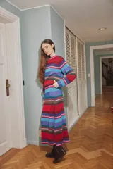 Falda midi de punto con diseño de rayas horizontales multicolores en tonos rojo, azul, violeta y verde. Posee un corte recto y ajuste cómodo.