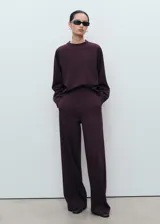 Buzo de cuello redondo y manga larga con diseño recto y holgado, confeccionado en tejido de punto suave.