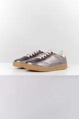 Zapatillas deportivas de cuero color blanco hueso con detalles bordados y suela color caramelo.